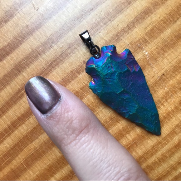 Iridescent arrowhead charm - Picture 3 of 5